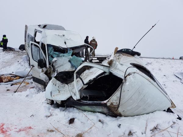 Вблизи Невинномысска в аварии с пассажирской маршруткой погибли три человека